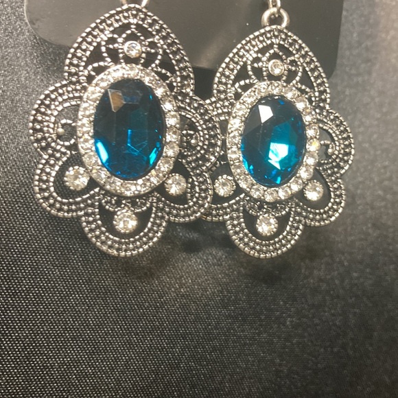 NWT! Show Stopping Navy Blue detailed Dazzling Earrings! - Picture 2 of 2